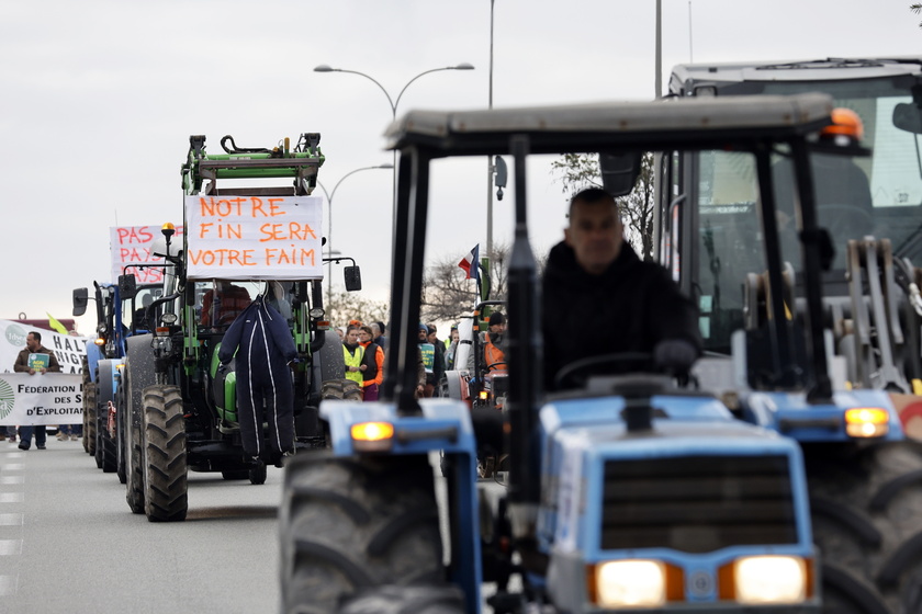 Farmers continue to protest in France - RIPRODUZIONE RISERVATA