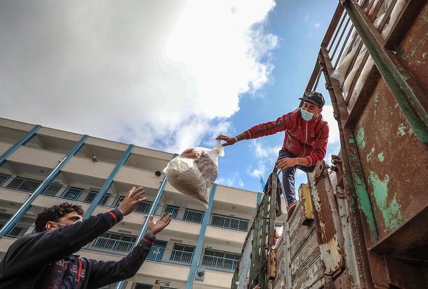 UNRWA distributes food supplies to poor families in Gaza - RIPRODUZIONE RISERVATA