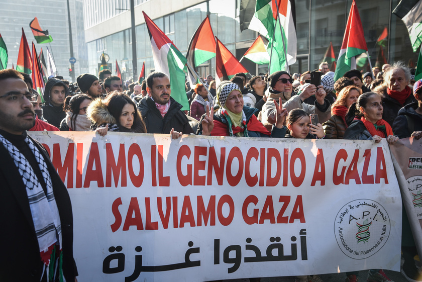 A Milano manifestazione pro Palestina, centinaia in corteo - RIPRODUZIONE RISERVATA