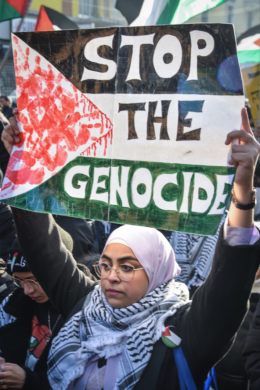 A Milano manifestazione pro Palestina, centinaia in corteo - RIPRODUZIONE RISERVATA