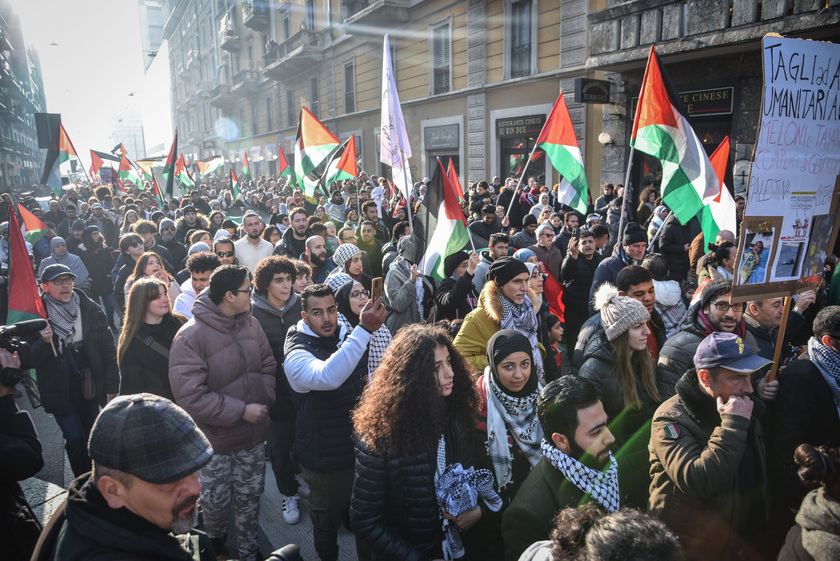 A Milano manifestazione pro Palestina, centinaia in corteo - RIPRODUZIONE RISERVATA