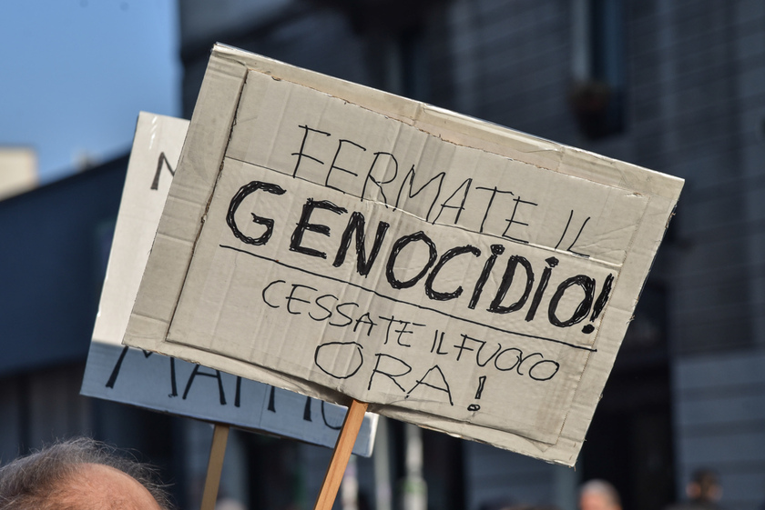 A Milano manifestazione pro Palestina, centinaia in corteo - RIPRODUZIONE RISERVATA