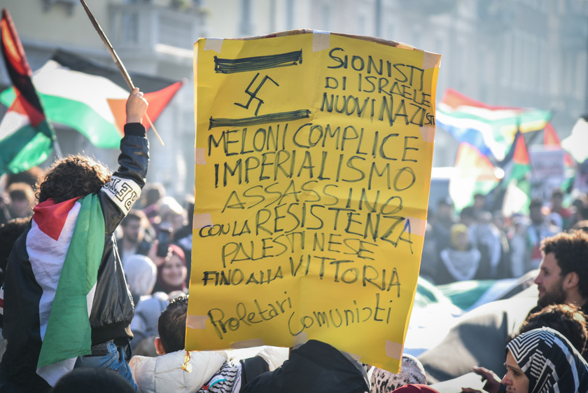 A Milano manifestazione pro Palestina, centinaia in corteo - RIPRODUZIONE RISERVATA