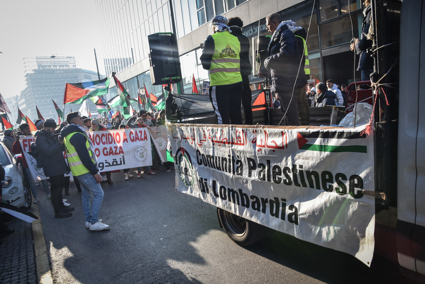 A Milano manifestazione pro Palestina, centinaia in corteo - RIPRODUZIONE RISERVATA