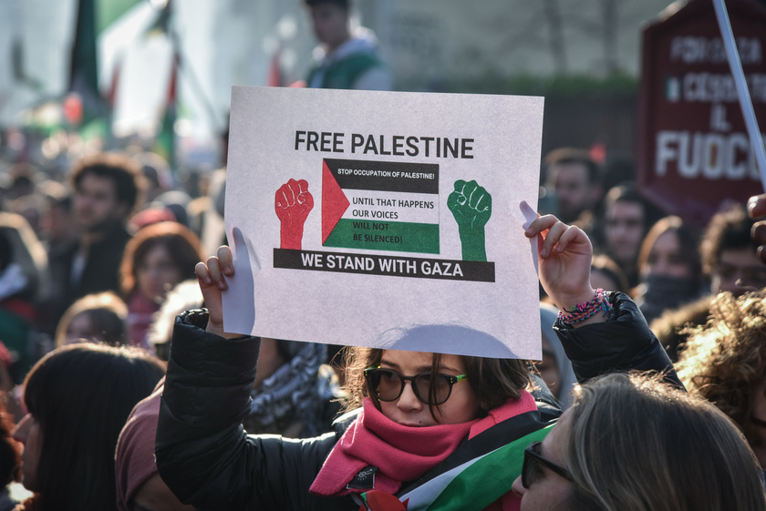 A Milano manifestazione pro Palestina, centinaia in corteo - RIPRODUZIONE RISERVATA