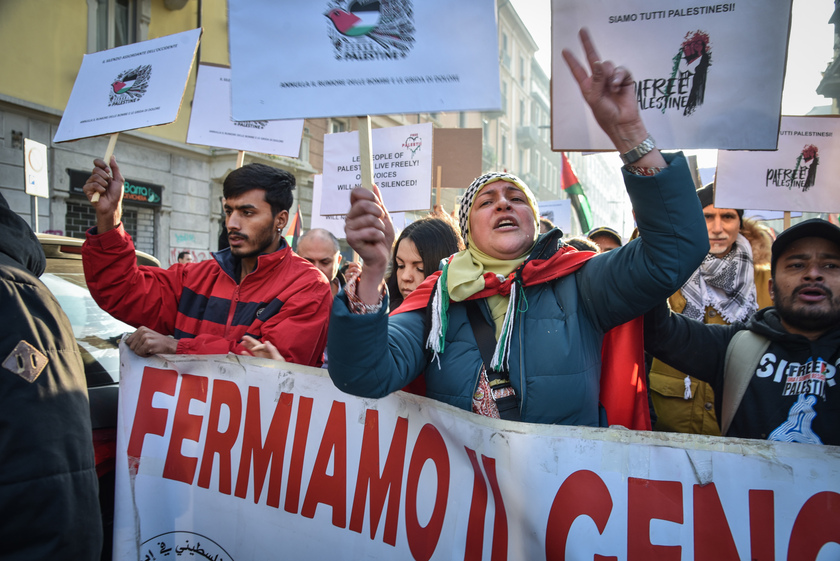 A Milano manifestazione pro Palestina, centinaia in corteo - RIPRODUZIONE RISERVATA