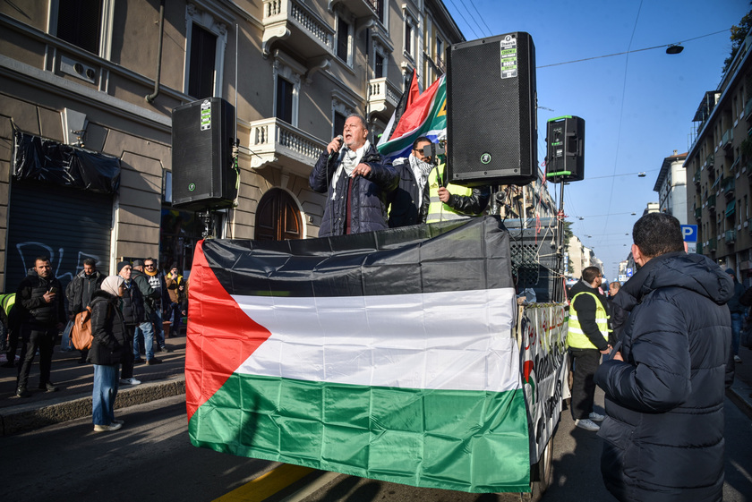 A Milano manifestazione pro Palestina, centinaia in corteo - RIPRODUZIONE RISERVATA