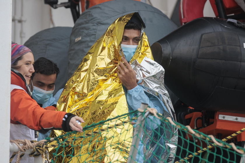 Geo Barents with 336 rescued migrants onboard arrives in the port of Ravenna - RIPRODUZIONE RISERVATA