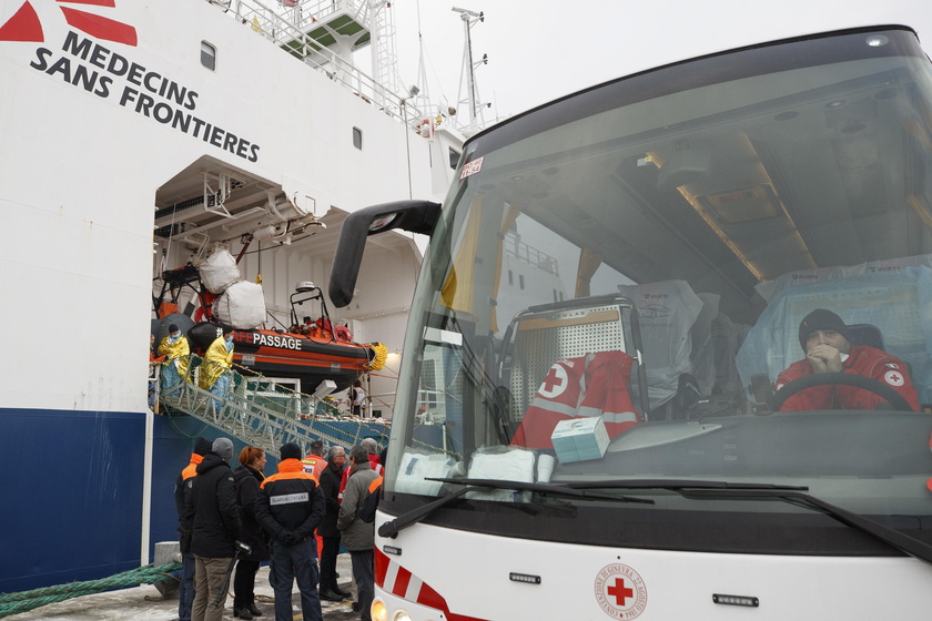 Geo Barents with 336 rescued migrants onboard arrives in the port of Ravenna - RIPRODUZIONE RISERVATA