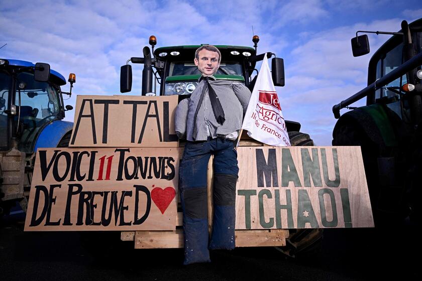 Francia: nuovo blocco di trattori vicino ad aeroporto Parigi © ANSA/AFP