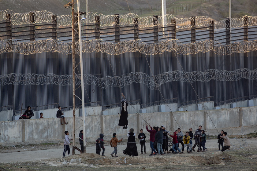 Displaced Palestinians flee to Gaza-Egypt border - RIPRODUZIONE RISERVATA