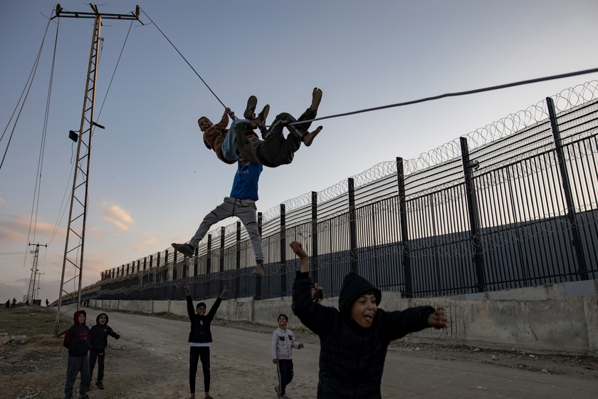 Displaced Palestinians flee to Gaza-Egypt border - RIPRODUZIONE RISERVATA