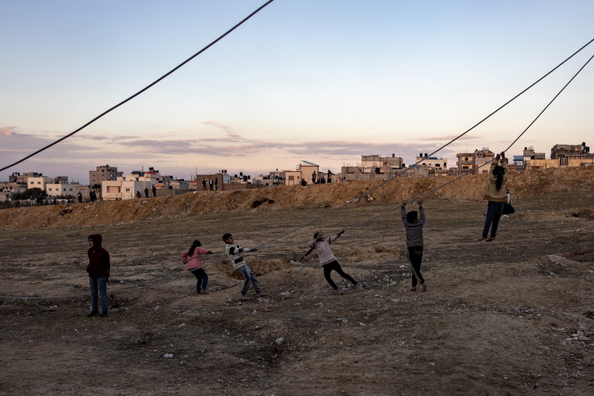 Displaced Palestinians flee to Gaza-Egypt border - RIPRODUZIONE RISERVATA