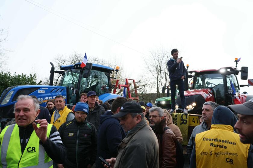 Francia: nuovo blocco di trattori vicino ad aeroporto Parigi © ANSA/AFP