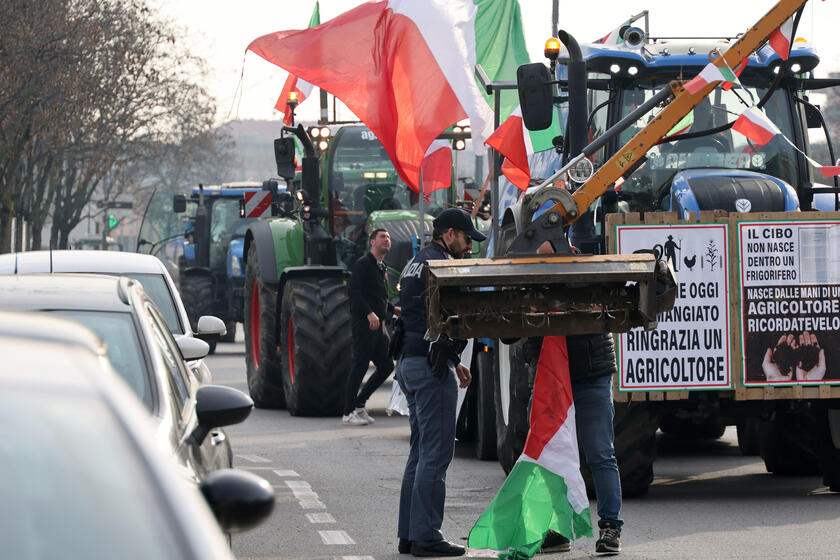 I trattori bloccano il casello autostradale a Brescia - RIPRODUZIONE RISERVATA