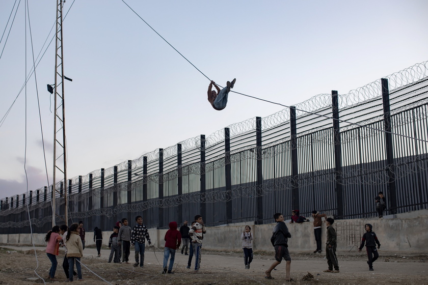 Displaced Palestinians flee to Gaza-Egypt border - RIPRODUZIONE RISERVATA