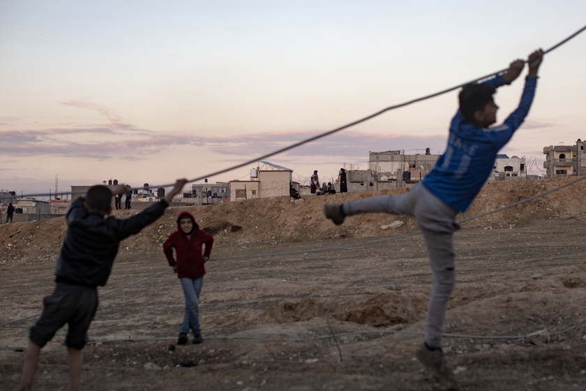 Displaced Palestinians flee to Gaza-Egypt border - RIPRODUZIONE RISERVATA