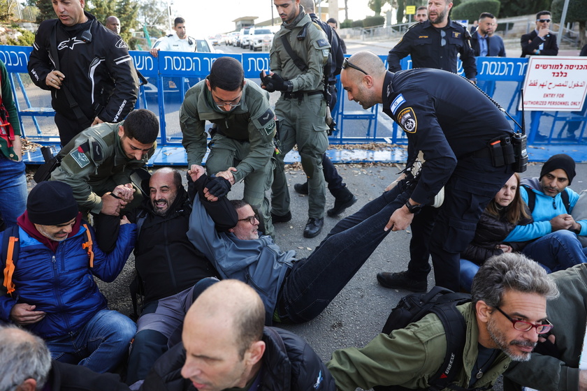 Proteste alla Knesset,  'via governo Netanyahu, elezioni ' - RIPRODUZIONE RISERVATA