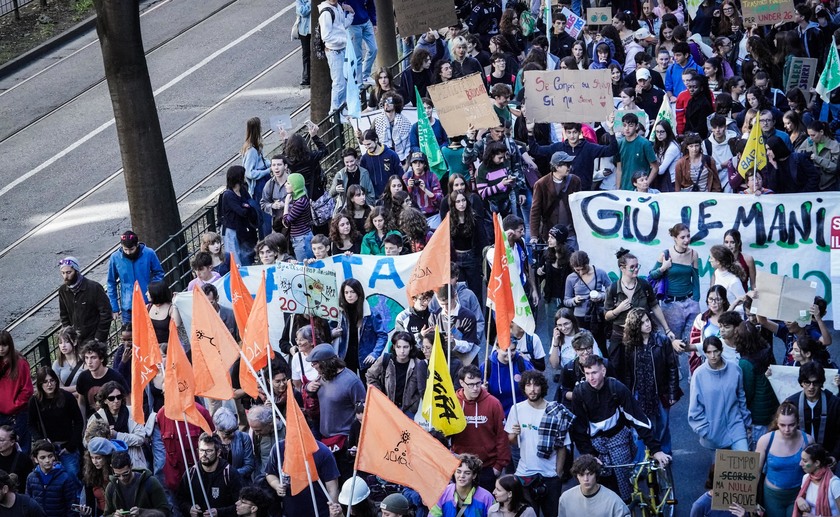 A Torino tornano in piazza i Fridays for Future, un migliaio