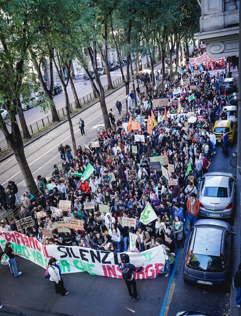 A Torino tornano in piazza i Fridays for Future, un migliaio