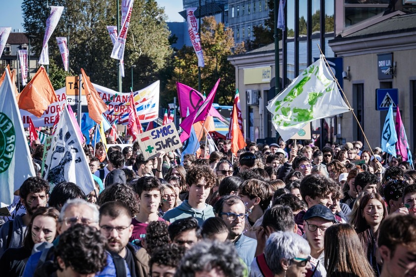 A Torino tornano in piazza i Fridays for Future, un migliaio