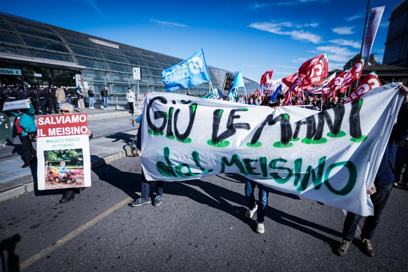 A Torino tornano in piazza i Fridays for Future, un migliaio