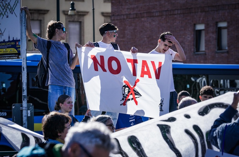 A Torino tornano in piazza i Fridays for Future, un migliaio