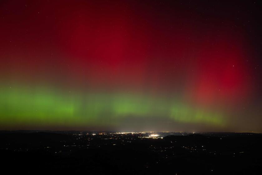 L'aurora boreale dopo una tempesta geomagnetica solare vista dallo Shenandoah National Park (Usa)