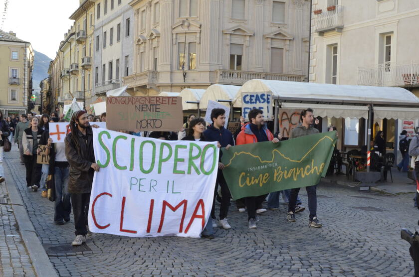 Fridays for future, un centinaio in corteo ad Aosta