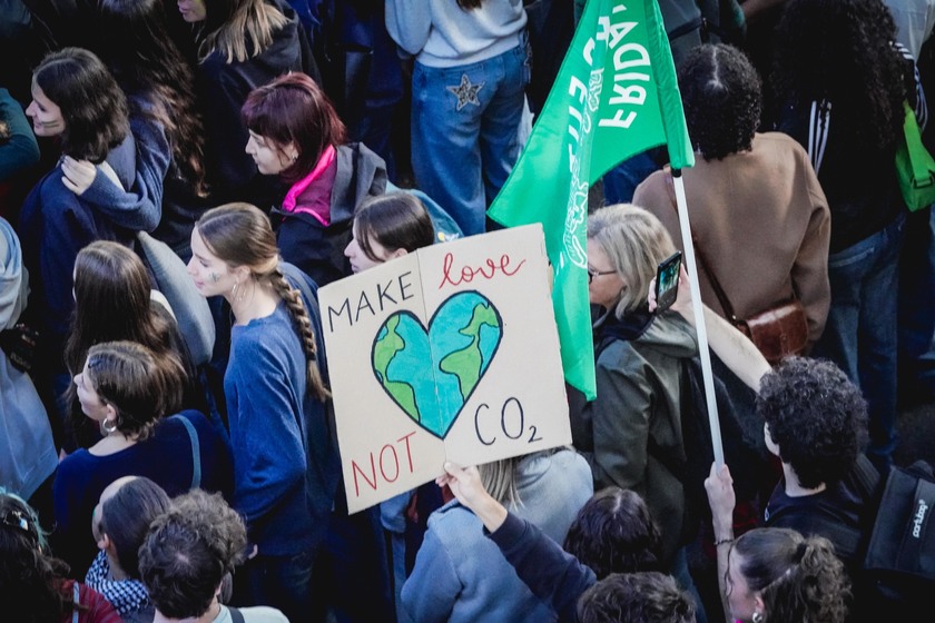 A Torino tornano in piazza i Fridays for Future, un migliaio