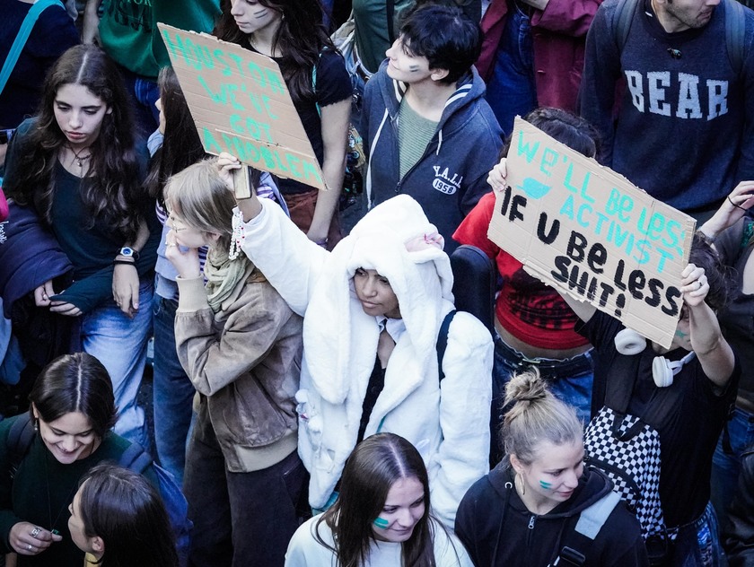 A Torino tornano in piazza i Fridays for Future, un migliaio