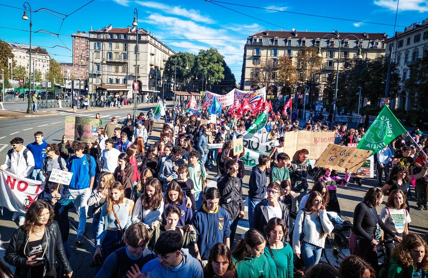 A Torino tornano in piazza i Fridays for Future, un migliaio