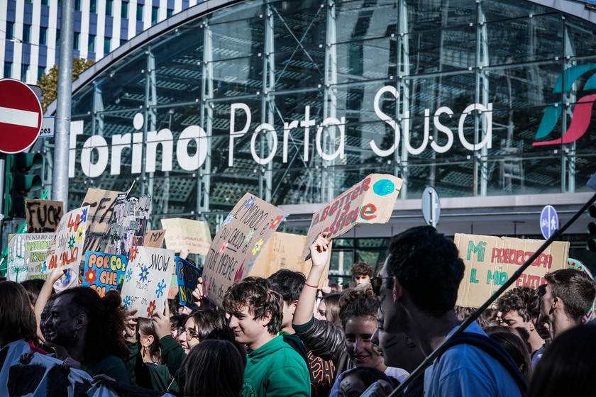 A Torino tornano in piazza i Fridays for Future, un migliaio