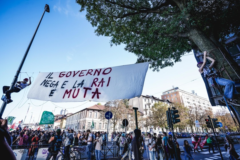 A Torino tornano in piazza i Fridays for Future, un migliaio