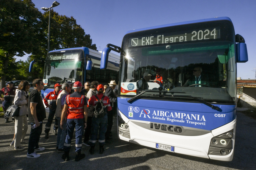 Prove di evacuazione ai Campi Flegrei e c'è lieve scossa