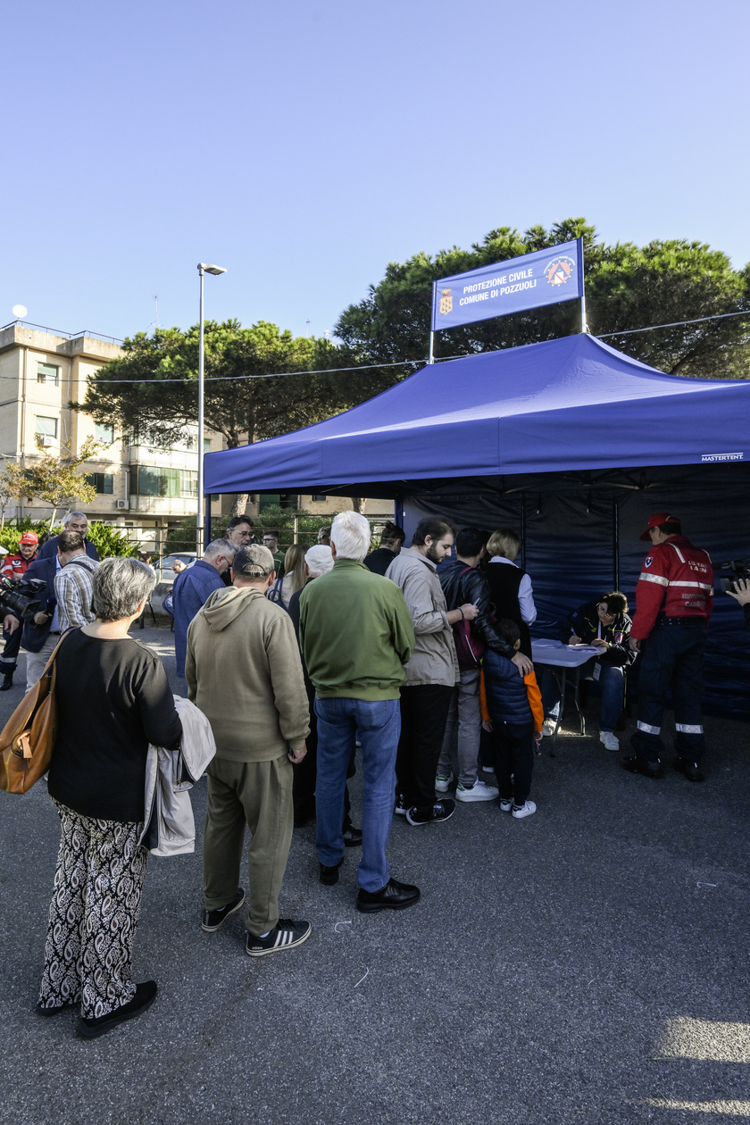 Prove di evacuazione ai Campi Flegrei e c'è lieve scossa