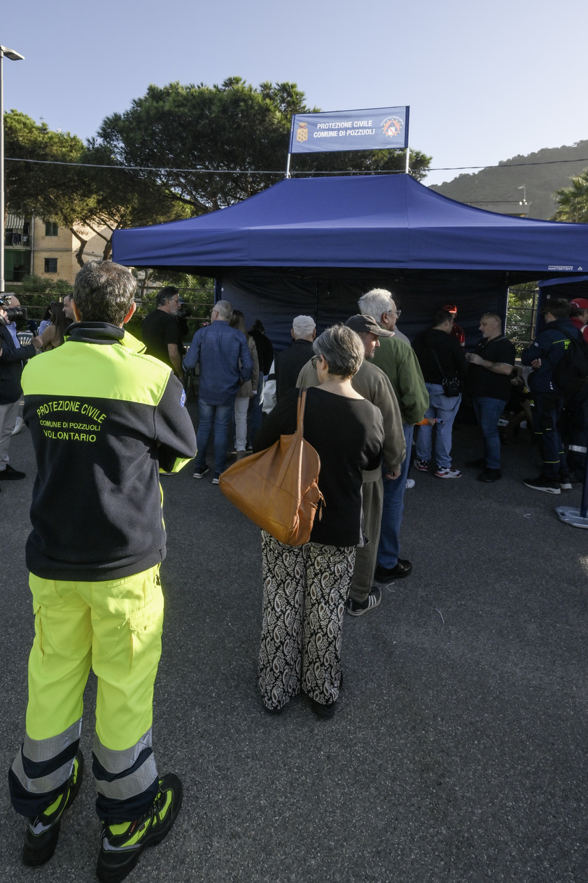 Prove di evacuazione ai Campi Flegrei e c'è lieve scossa