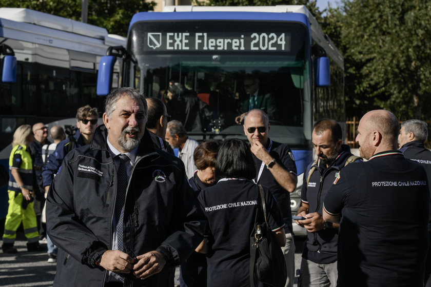 Prove di evacuazione ai Campi Flegrei e c'è lieve scossa