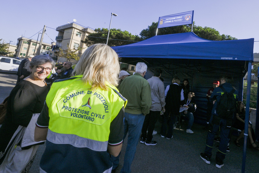 Prove di evacuazione ai Campi Flegrei e c'è lieve scossa