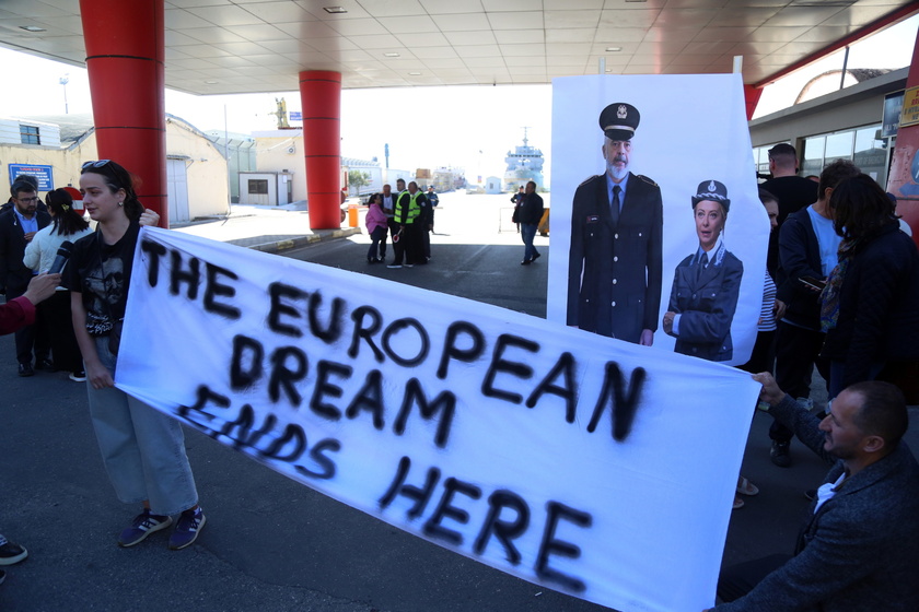 First boat carrying migrants from Italy arrives to Albania