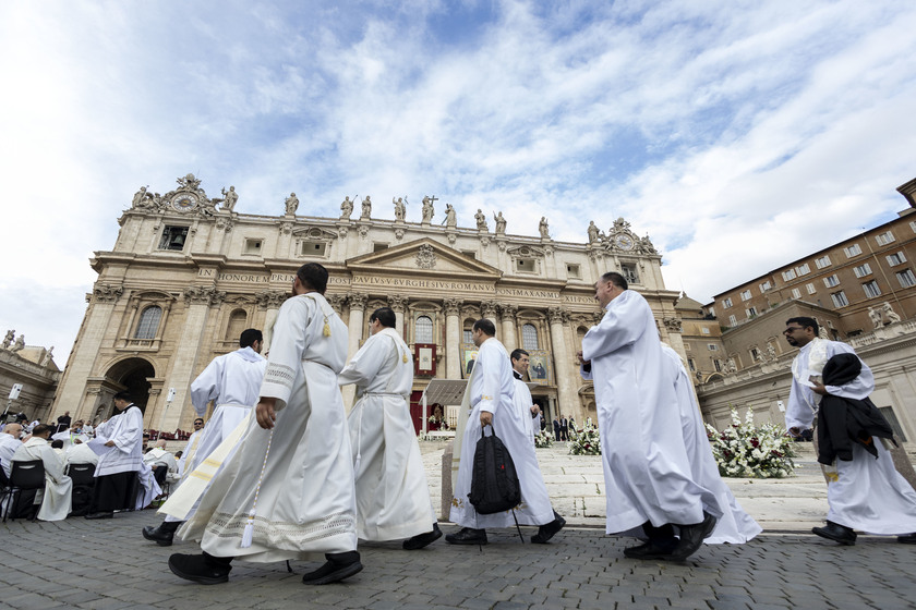 Vatican: Holy Mass and canonisation of 14 saints and martyrs