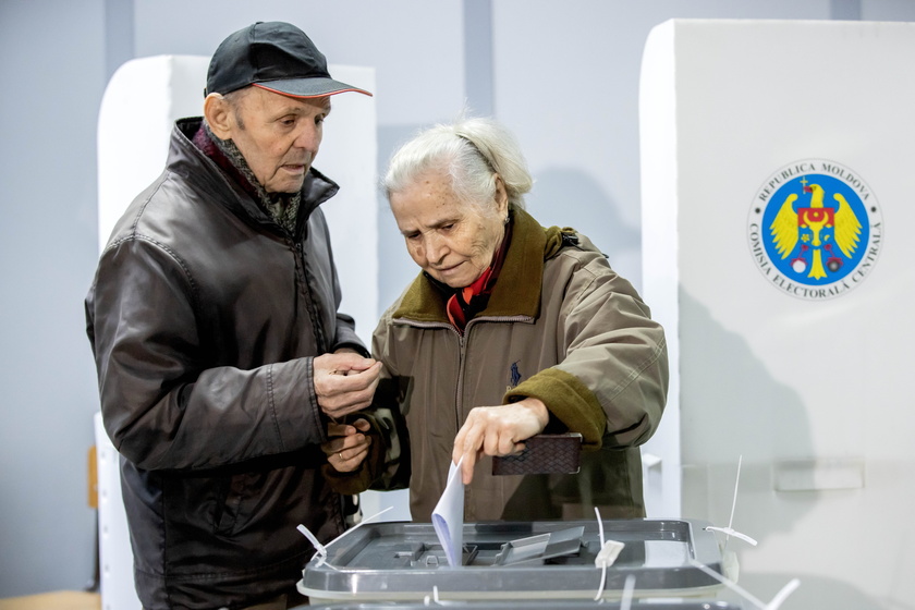 Moldova holds presidential elections, EU accession referendum