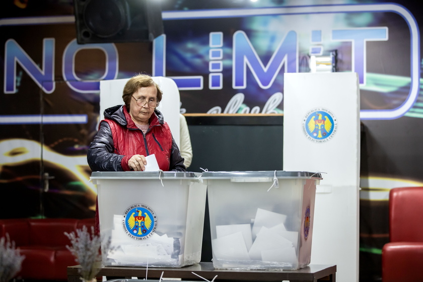 Moldova holds presidential elections, EU accession referendum