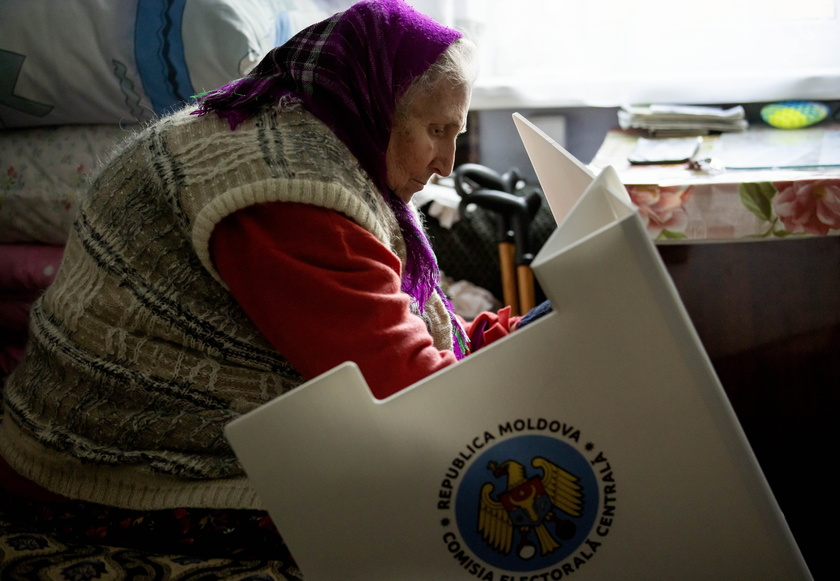 Moldova holds presidential elections, EU accession referendum