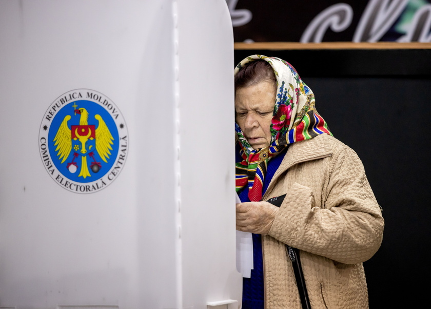 Moldova holds presidential elections, EU accession referendum