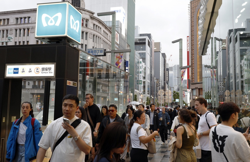 Subway operator Tokyo Metro Co. debut at the Tokyo Stock Exchange