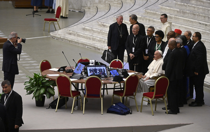 Pope Francis participates to Synod of bishops