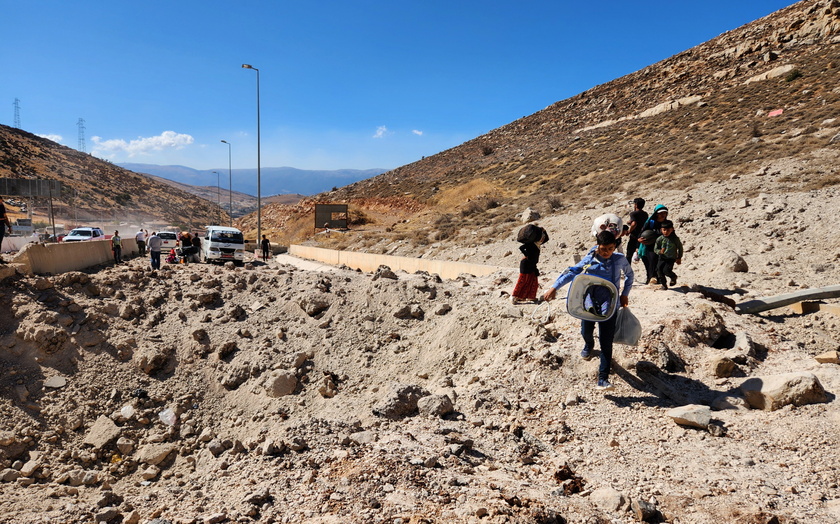 Israeli strikes hit Syrian-Lebanese border crossing