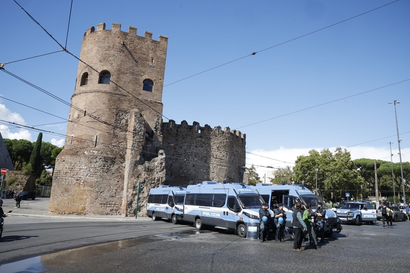 Controlli ai caselli e in stazioni per corteo pro Pal a Roma