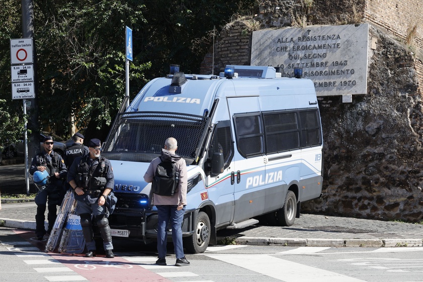 Controlli ai caselli e in stazioni per corteo pro Pal a Roma